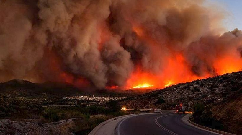 Μεγάλη πυρκαγιά ξέσπασε στη Ζάκυνθο (εικόνες)